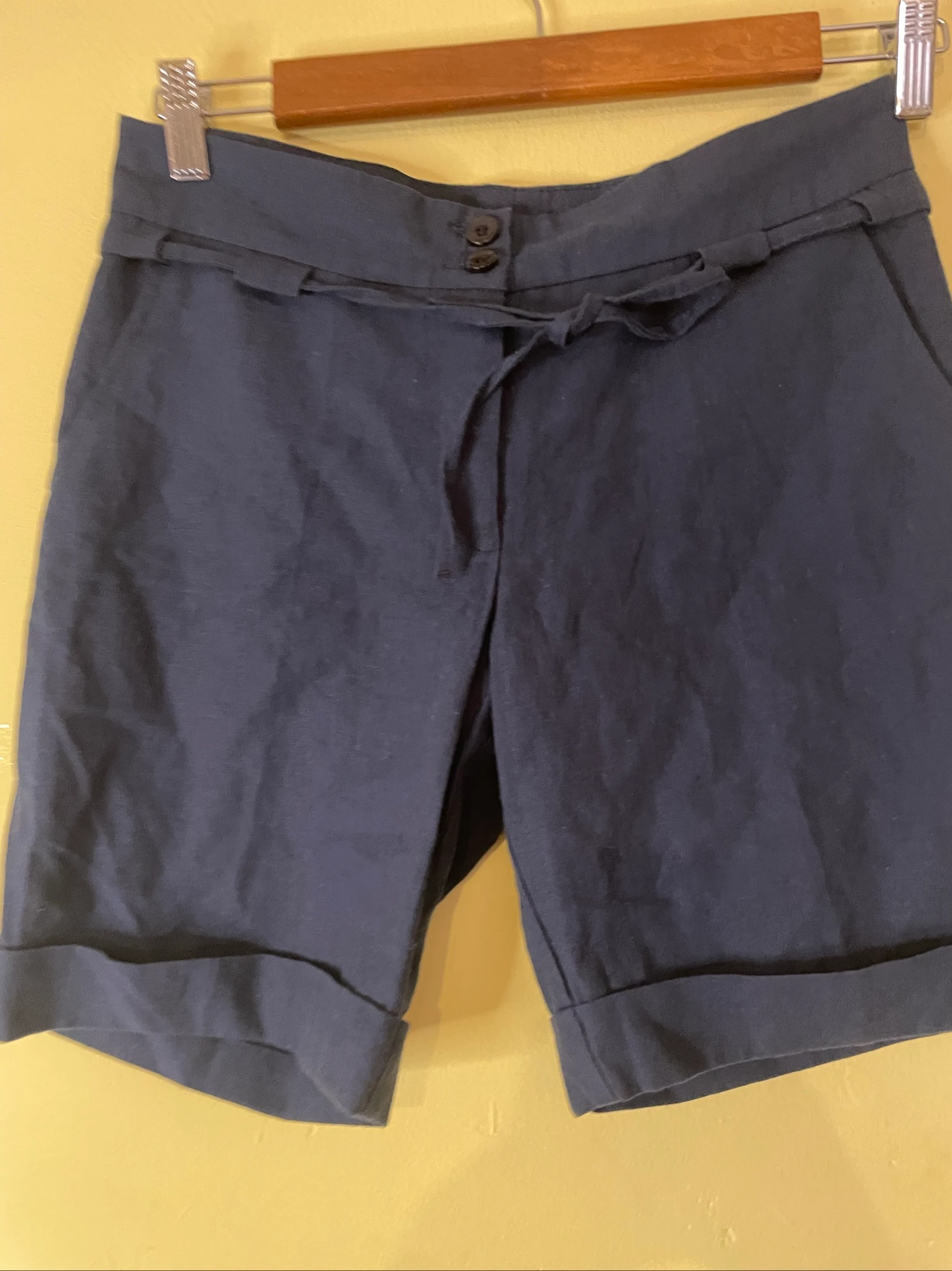 Bermudas de lino con cinturón y dobladillo fruncido – photo 2